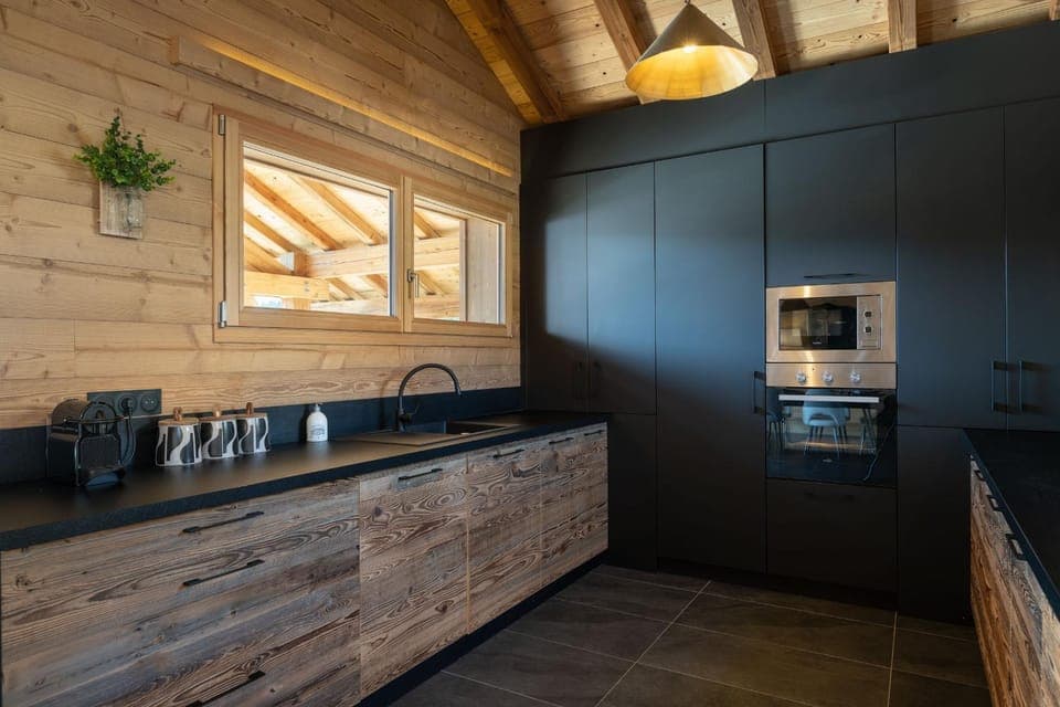 Coffee/tea facilities, dishwasher, oven, stove, toaster