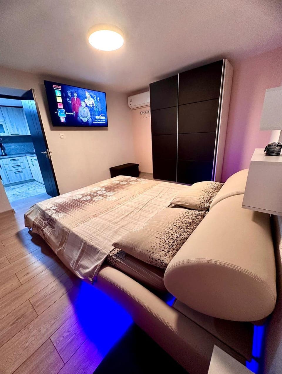 Bed, TV and multimedia, Photo of the whole room, Evening entertainment, Bedroom