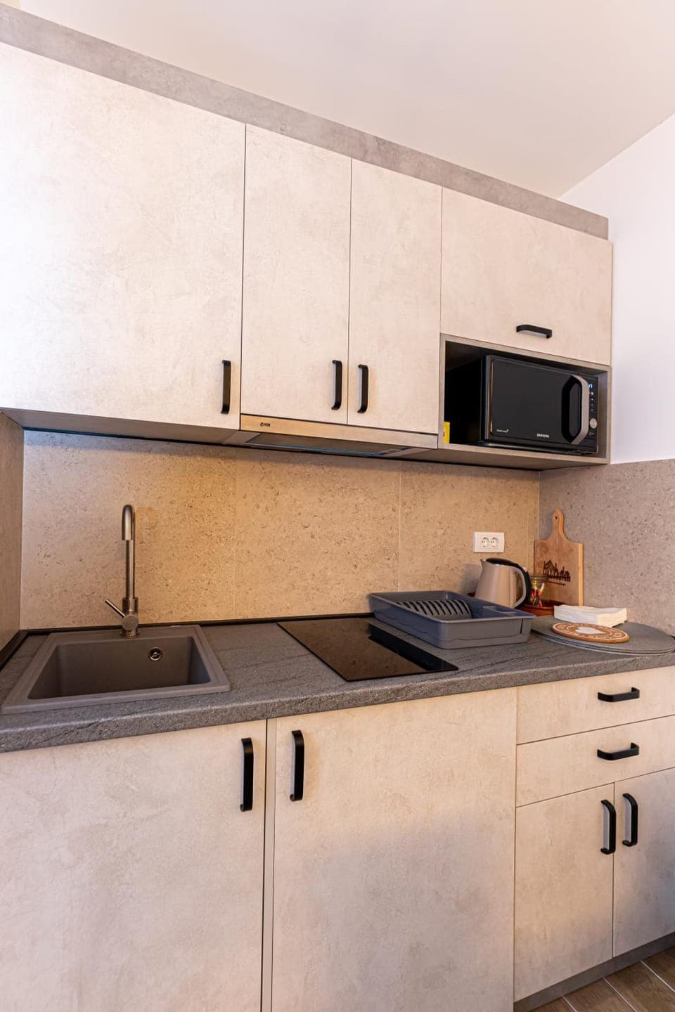 Kitchen or kitchenette, minibar