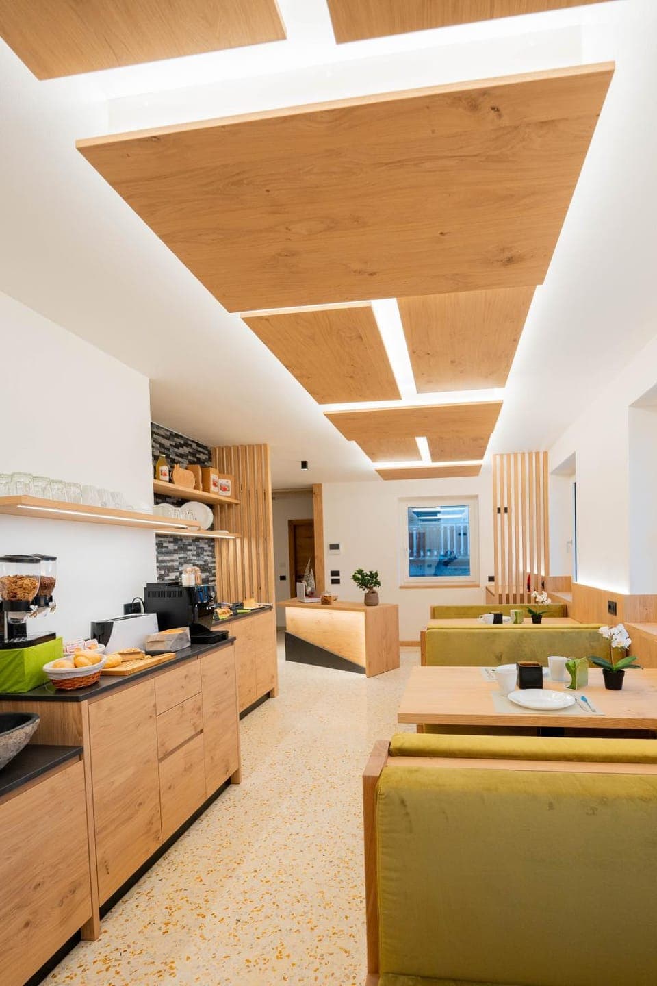 Lobby or reception, Food and drinks, Breakfast, toaster