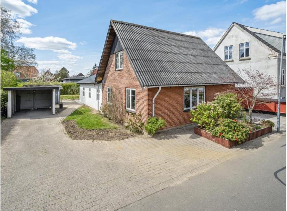 Property building, Street view
