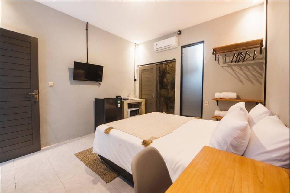 Bed, TV and multimedia, Kitchen or kitchenette, Photo of the whole room, Bedroom, wardrobe