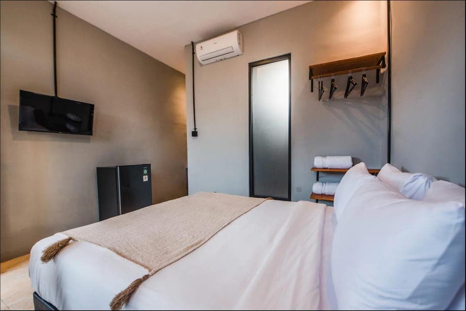 Bed, TV and multimedia, Photo of the whole room, Bedroom