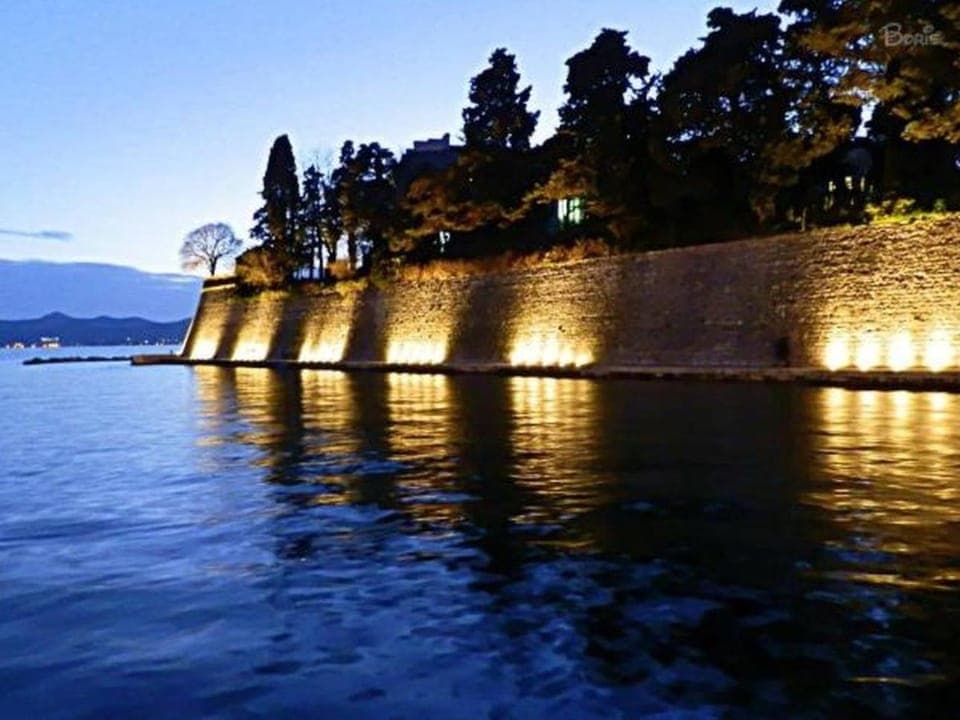 Nearby landmark, Restaurant/places to eat, Off site, Neighbourhood, Natural landscape, Beach, City view