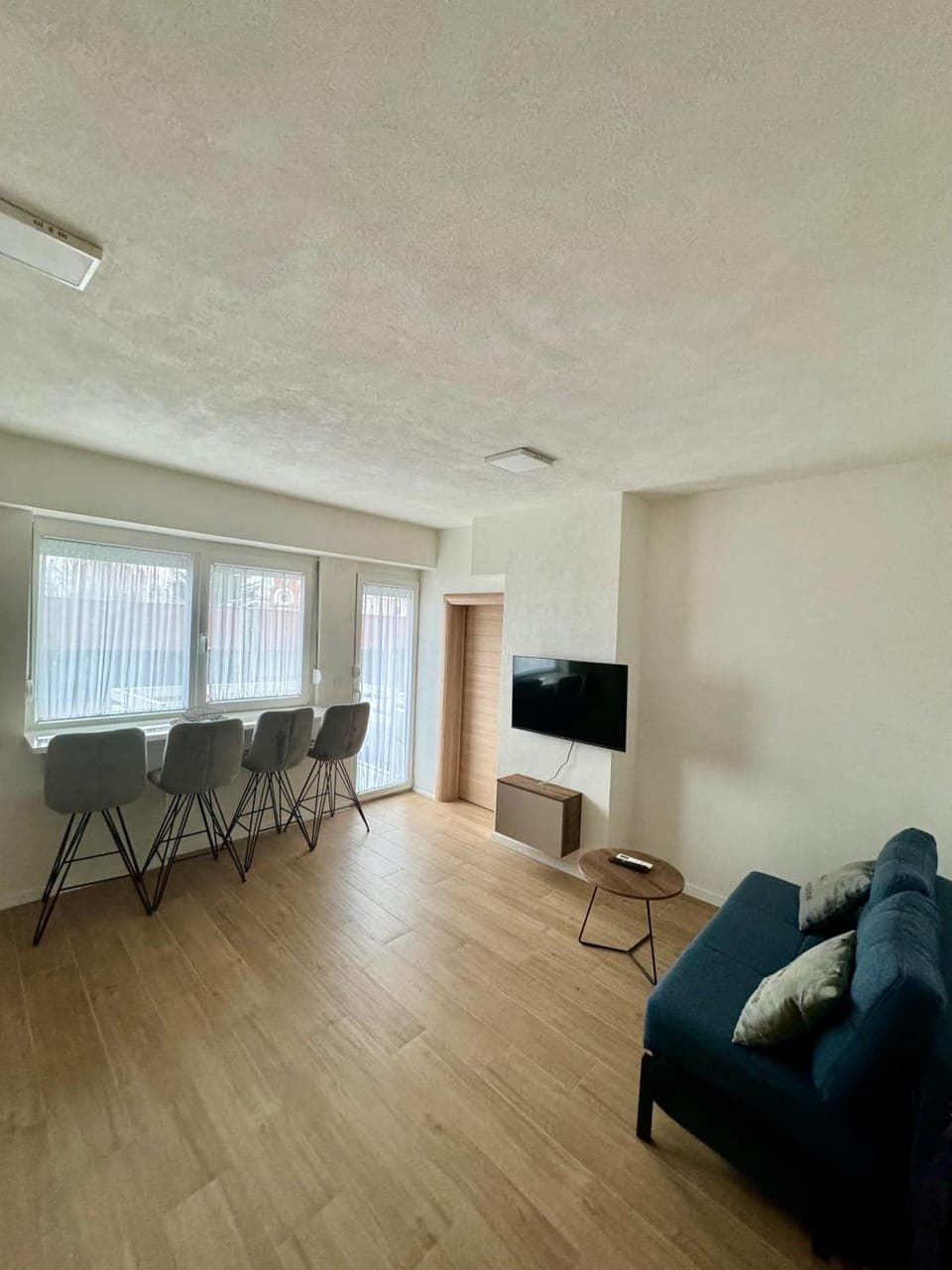 Communal lounge/ TV room, TV and multimedia, Living room, Seating area, Evening entertainment