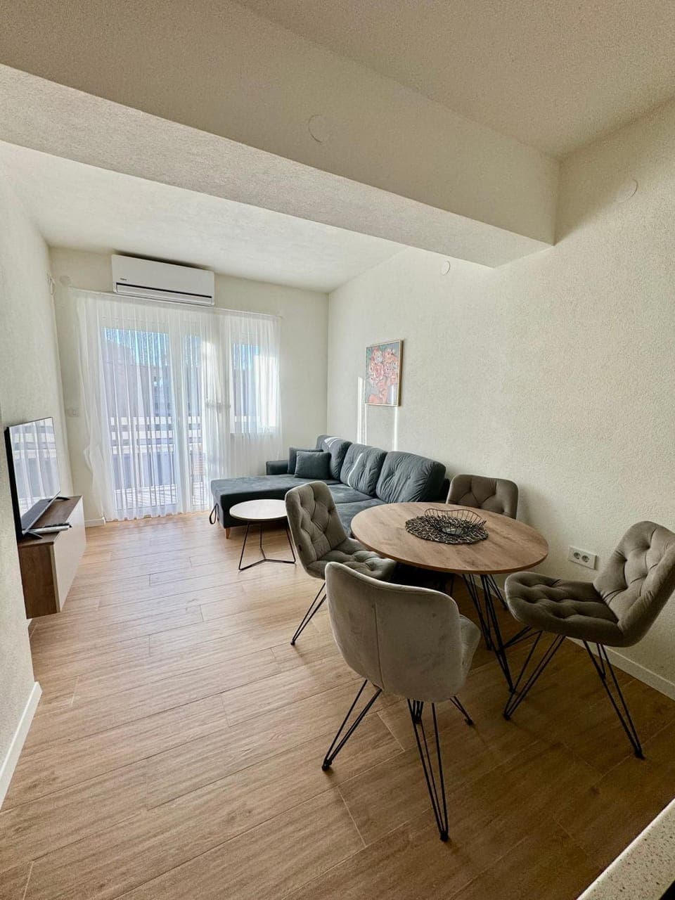 TV and multimedia, Living room, Seating area, Dining area