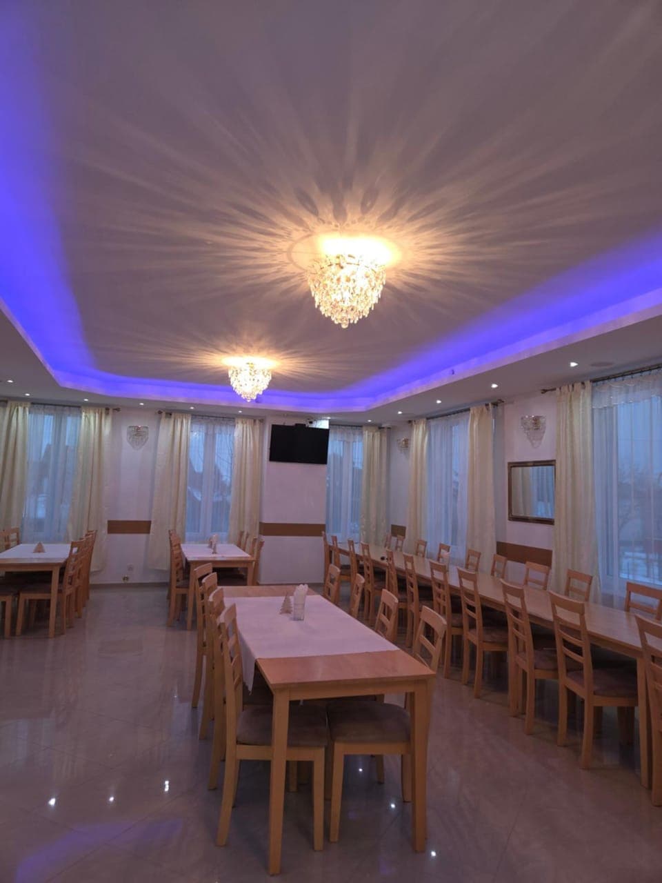 Restaurant/places to eat, Living room