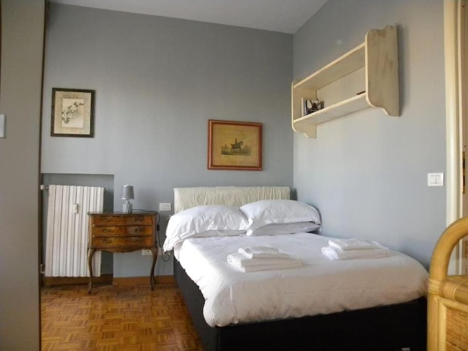 Bed, Photo of the whole room, Bedroom, towels