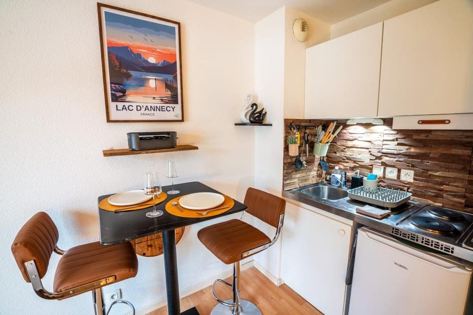 Kitchen or kitchenette, Dining area, minibar, oven, pet friendly, stove