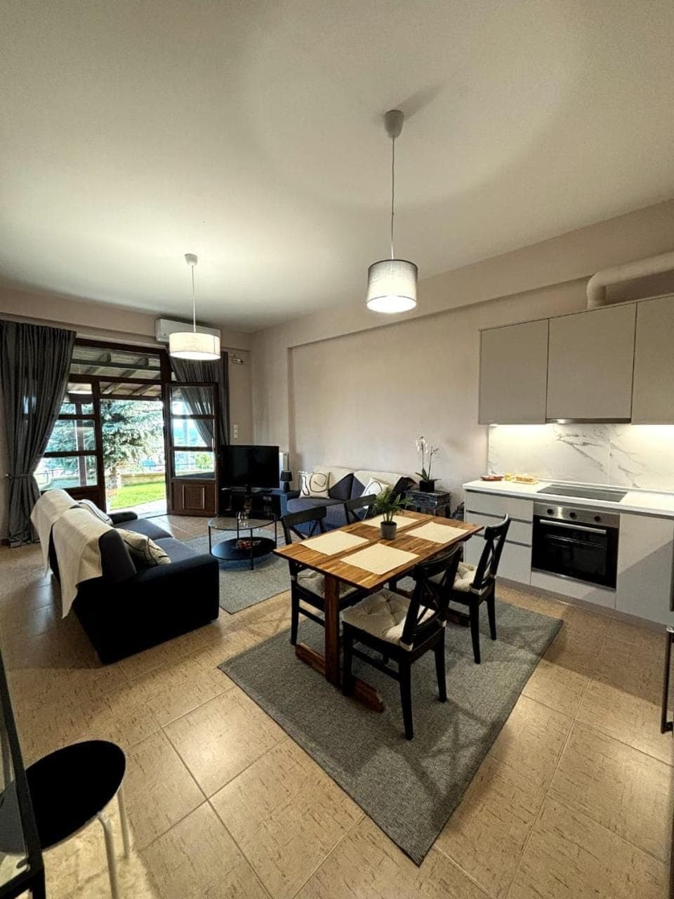 Kitchen or kitchenette, Living room, Seating area, Dining area