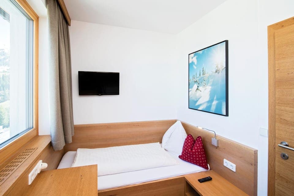 Bed, TV and multimedia, Bedroom