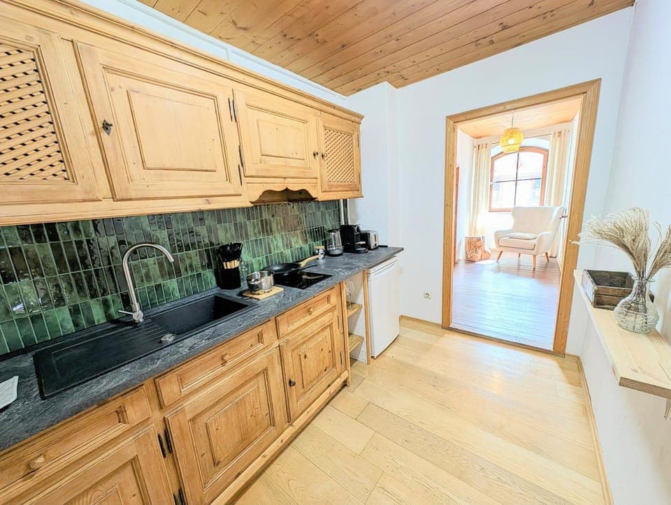 Kitchen or kitchenette, microwave, stove