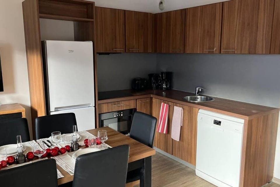 Coffee/tea facilities, Kitchen or kitchenette, Dining area, microwave, toaster, washing machine