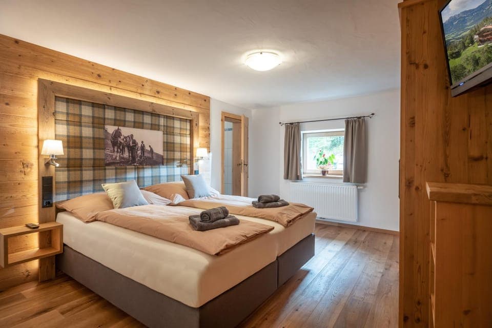 Bed, TV and multimedia, Photo of the whole room, Bedroom, towels