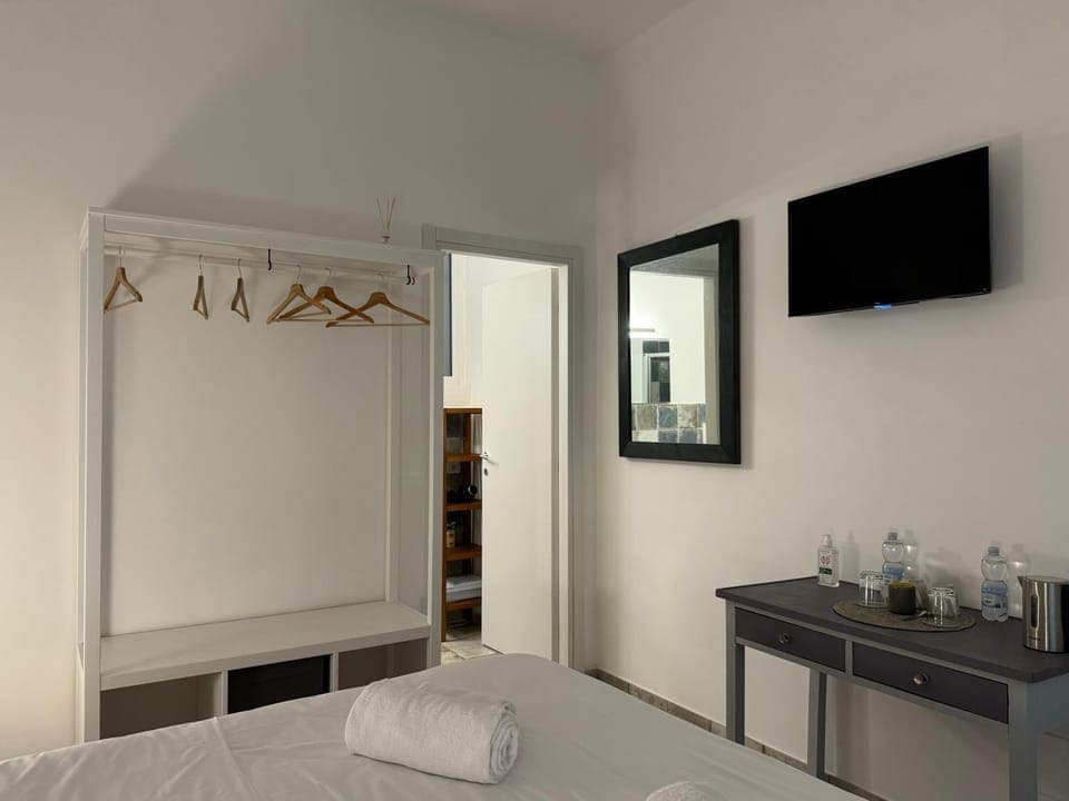 Bed, Coffee/tea facilities, Decorative detail, Bedroom, hair dresser, microwave, wardrobe