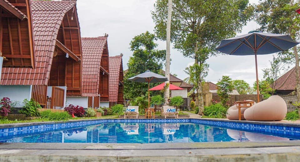 Property building, Patio, Spring, Day, Garden, Garden, View (from property/room), View (from property/room), Garden view, Garden view, Pool view, Pool view, Swimming pool, Swimming pool, Swimming pool, sunbed, towels, towels