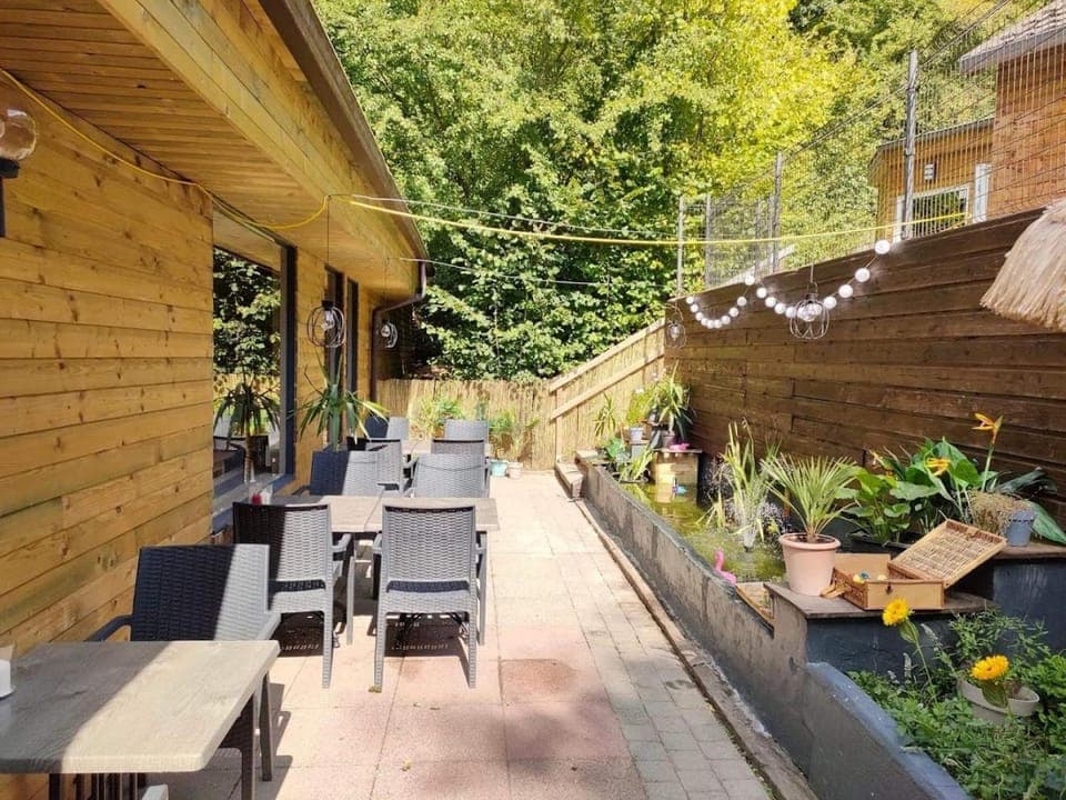 Property building, Restaurant/places to eat, Day, Garden, Balcony/Terrace, Dining area