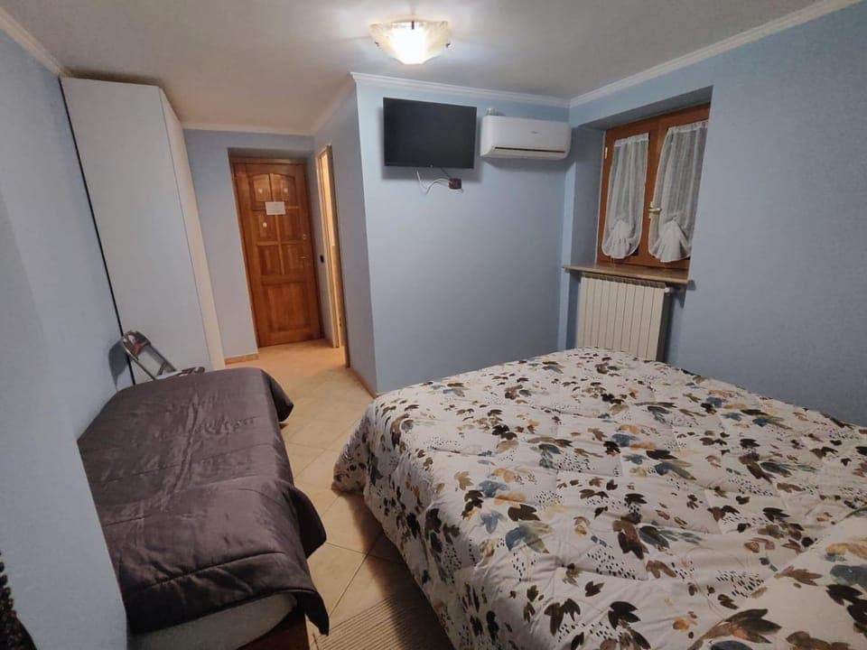 Bed, TV and multimedia, Bedroom, wardrobe, air conditioner