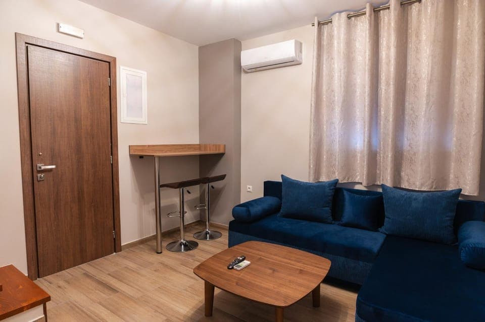 Living room, Seating area, Dining area, air conditioner