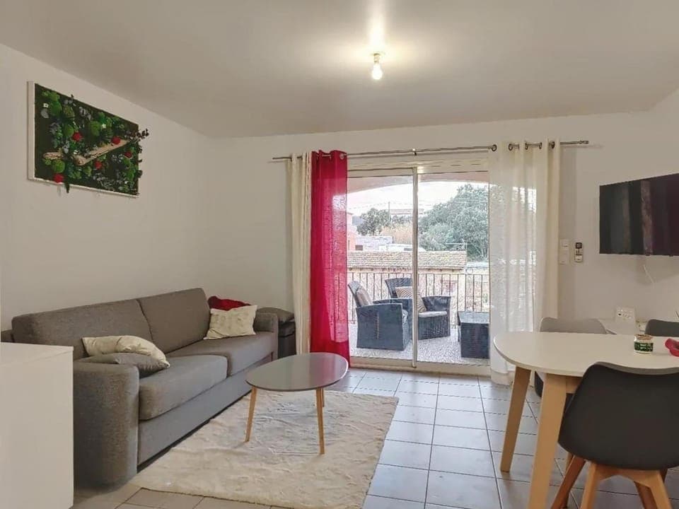 Patio, Communal lounge/ TV room, Living room, Seating area, Dining area, Inner courtyard view