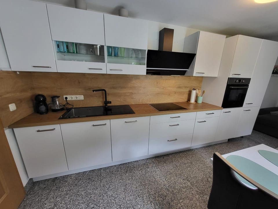 Coffee/tea facilities, Kitchen or kitchenette, dishwasher, stove