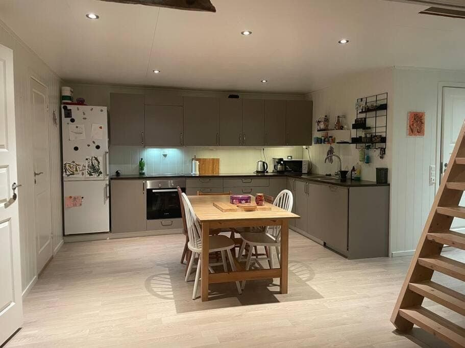 Kitchen or kitchenette, Dining area