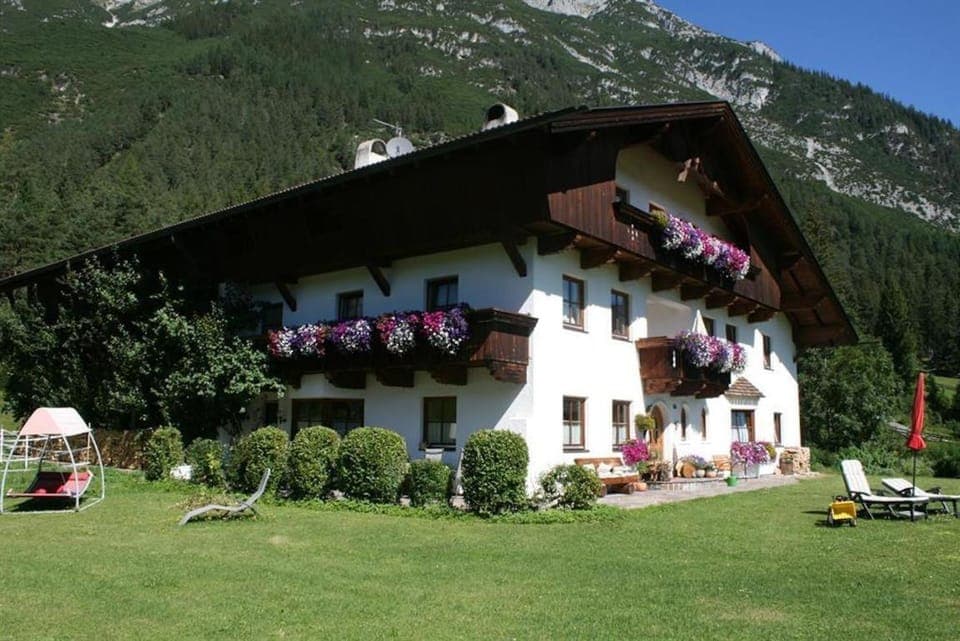 Property building, Natural landscape, Garden, Garden view, Mountain view