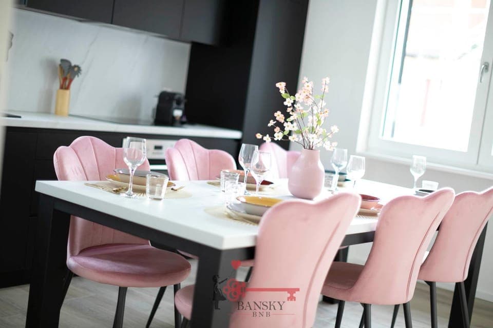 Living room, Food and drinks, Seating area, Dining area, Drinks