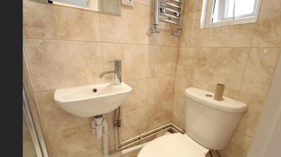 Shower, Toilet