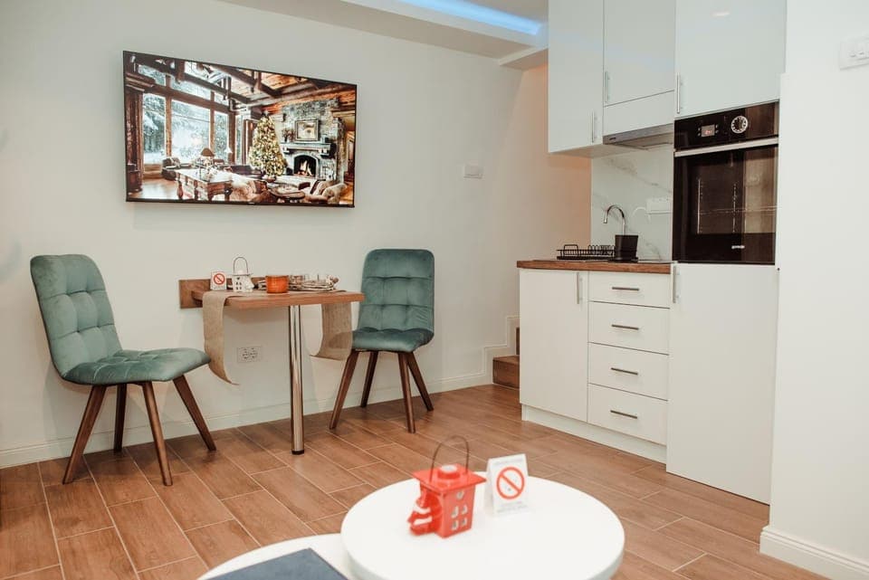 Kitchen or kitchenette, Living room, Seating area, Dining area, pet friendly