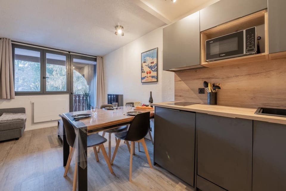 Kitchen or kitchenette, Dining area