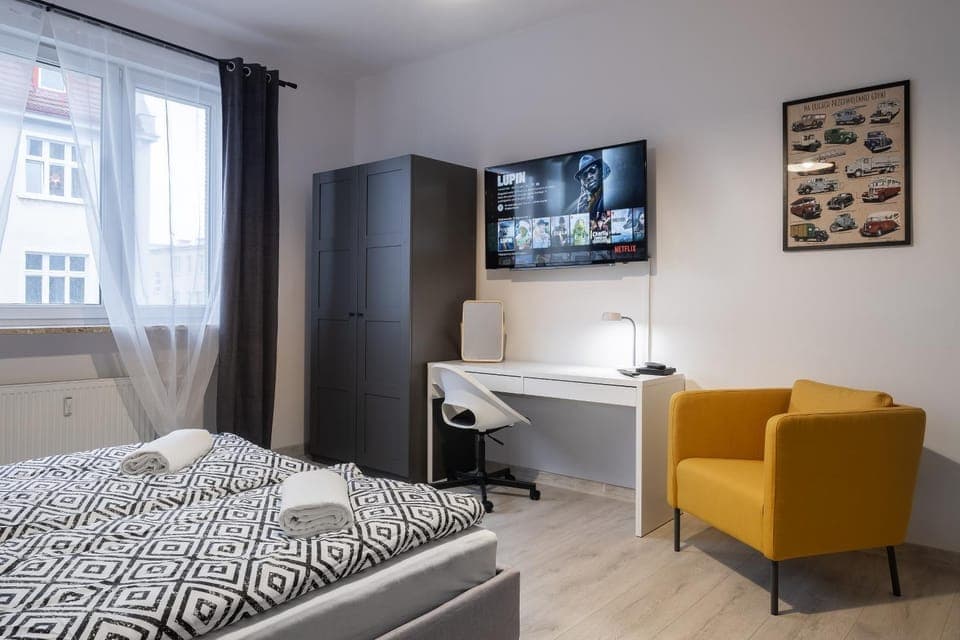 Bed, TV and multimedia, Living room, Photo of the whole room, Seating area, Bedroom, hair dresser