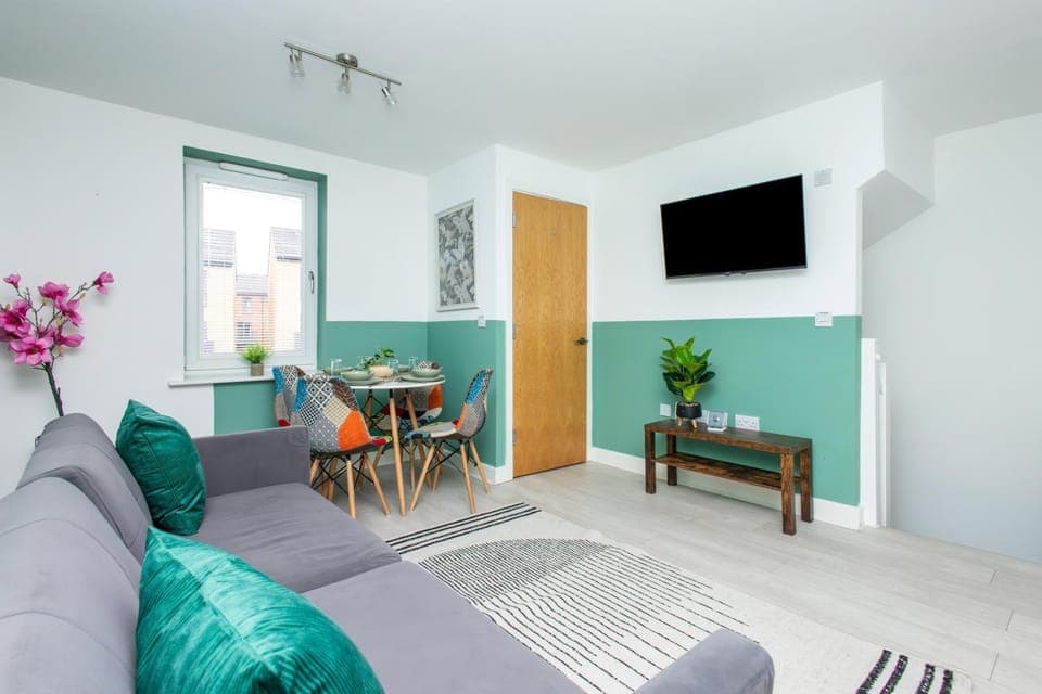 Communal lounge/ TV room, TV and multimedia, Living room, Seating area, Dining area, Evening entertainment