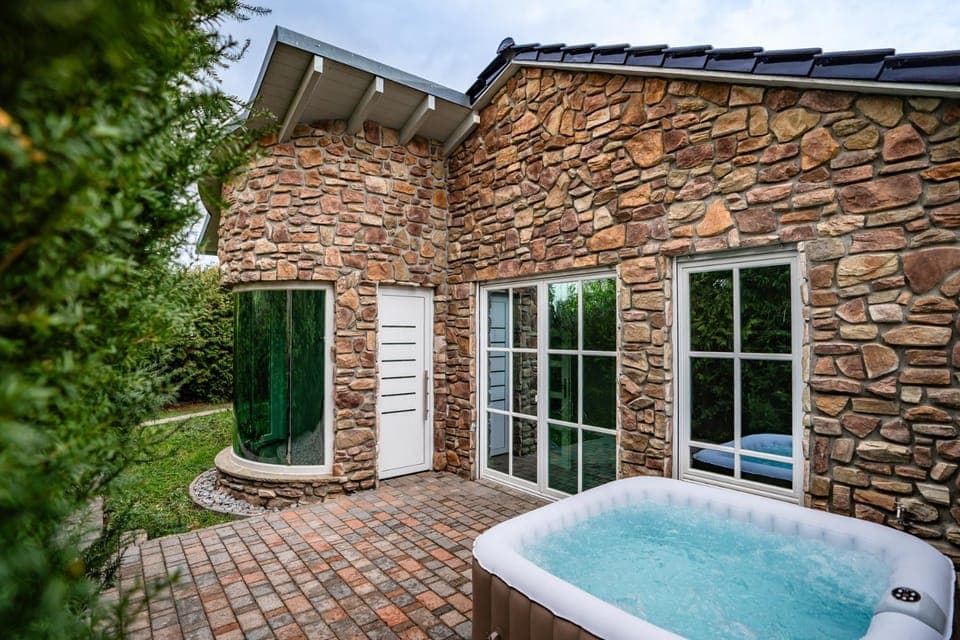 Garden, Hot Tub