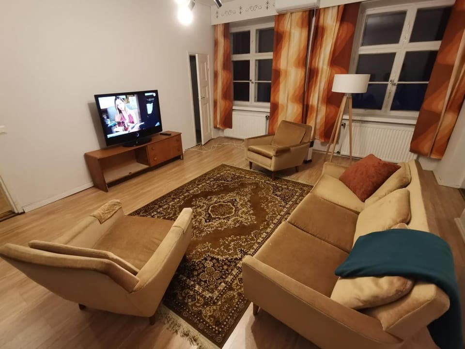 TV and multimedia, Living room, Seating area, Evening entertainment