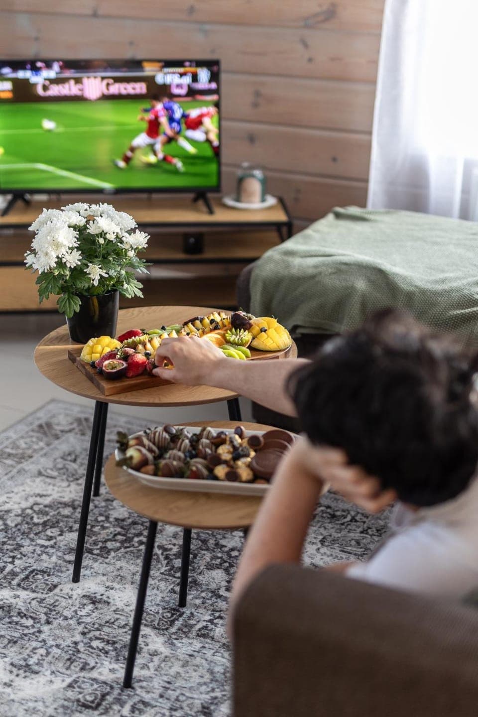 Communal lounge/ TV room, People, TV and multimedia, Living room, Food and drinks, Seating area, Evening entertainment, Food, group of guests