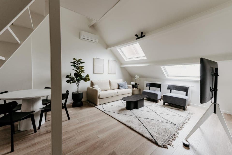 TV and multimedia, Living room, Photo of the whole room, Seating area, Dining area, air conditioner