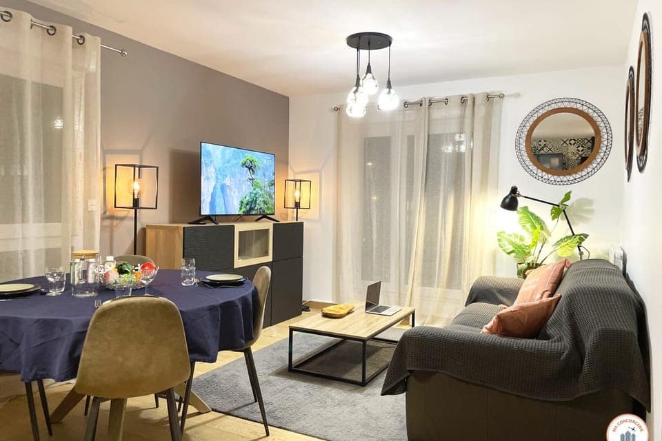 TV and multimedia, Living room, Seating area, Dining area