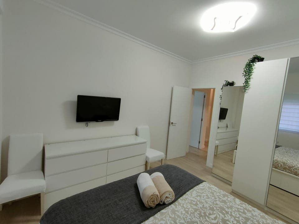 Bed, TV and multimedia, Photo of the whole room, Bedroom, wardrobe