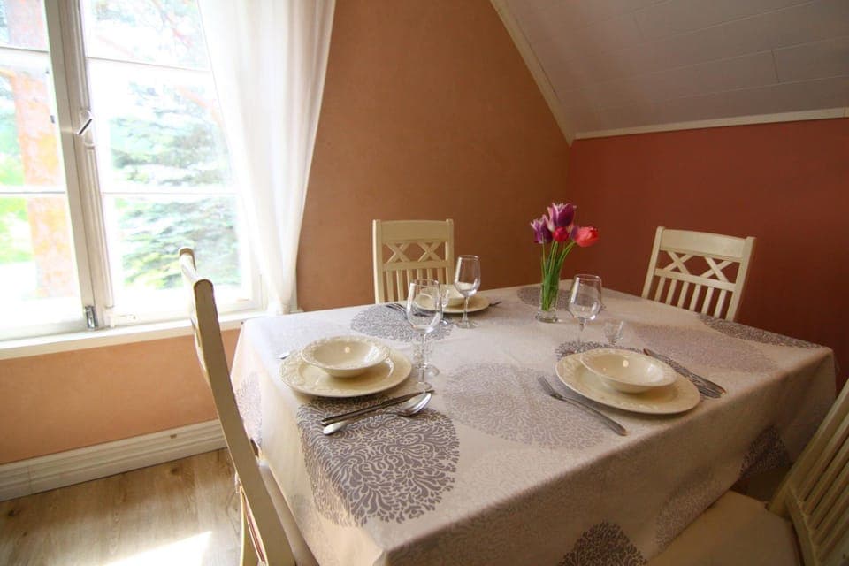 Food and drinks, Dining area, Food