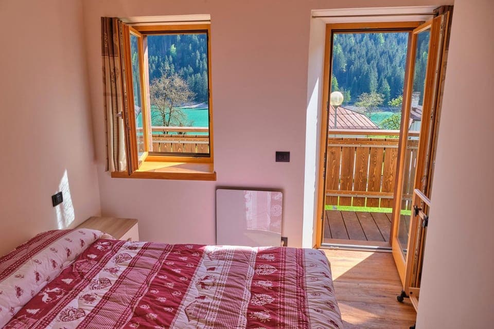Bedroom, Lake view