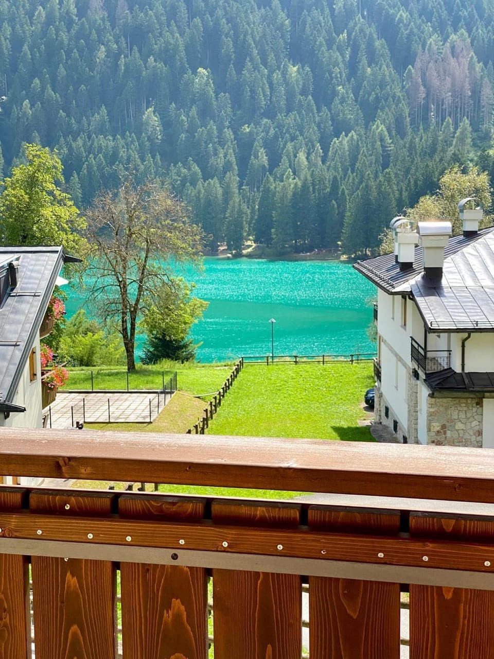 View (from property/room), Balcony/Terrace, Lake view, Mountain view