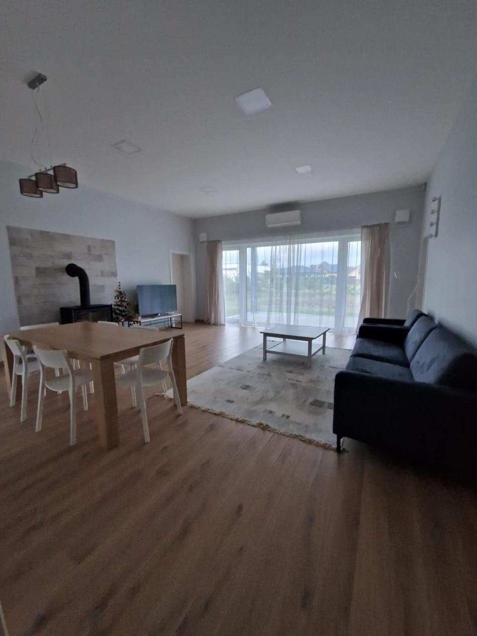 TV and multimedia, Living room, Seating area, Dining area