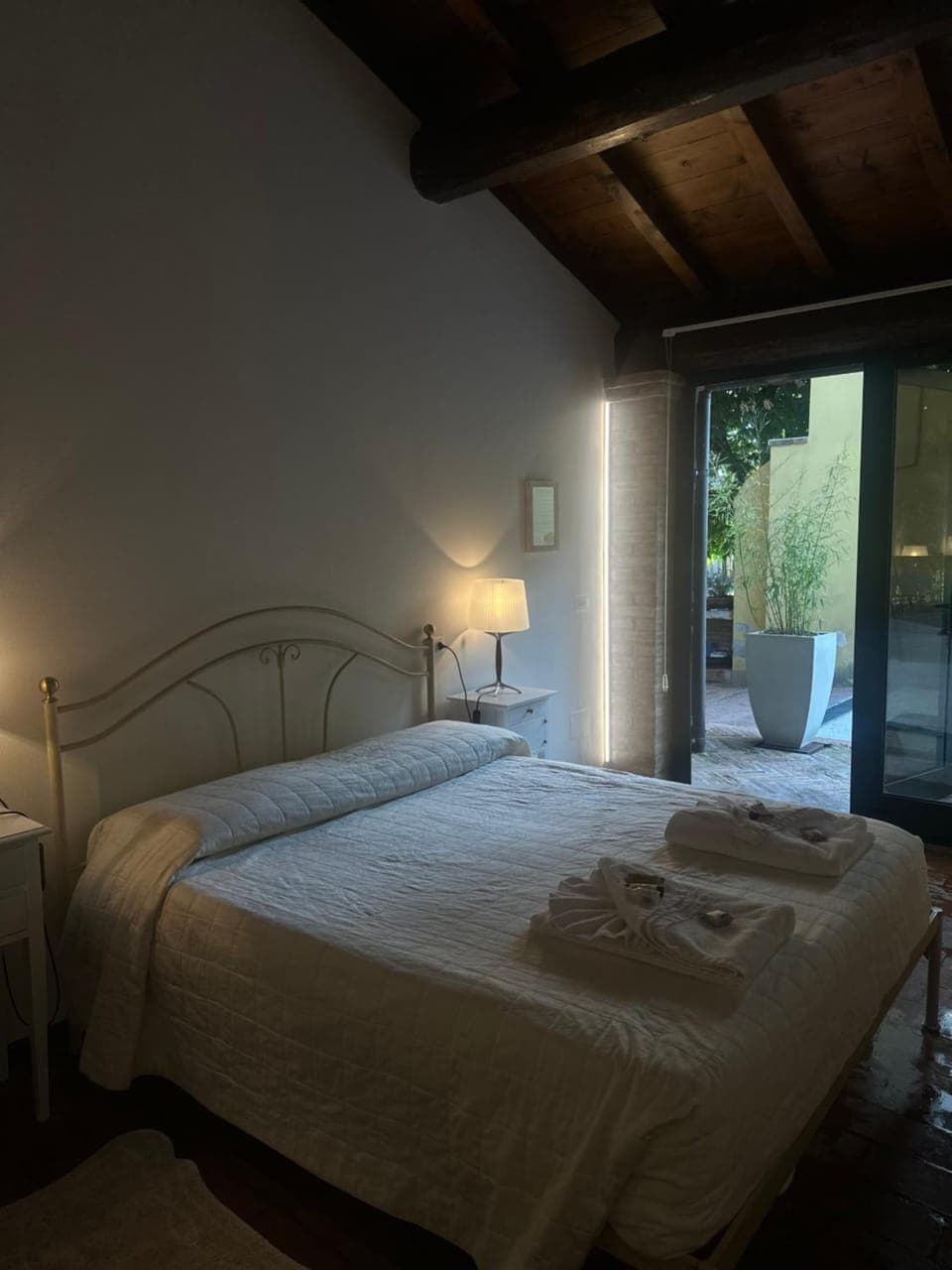 Bed, Bedroom, towels