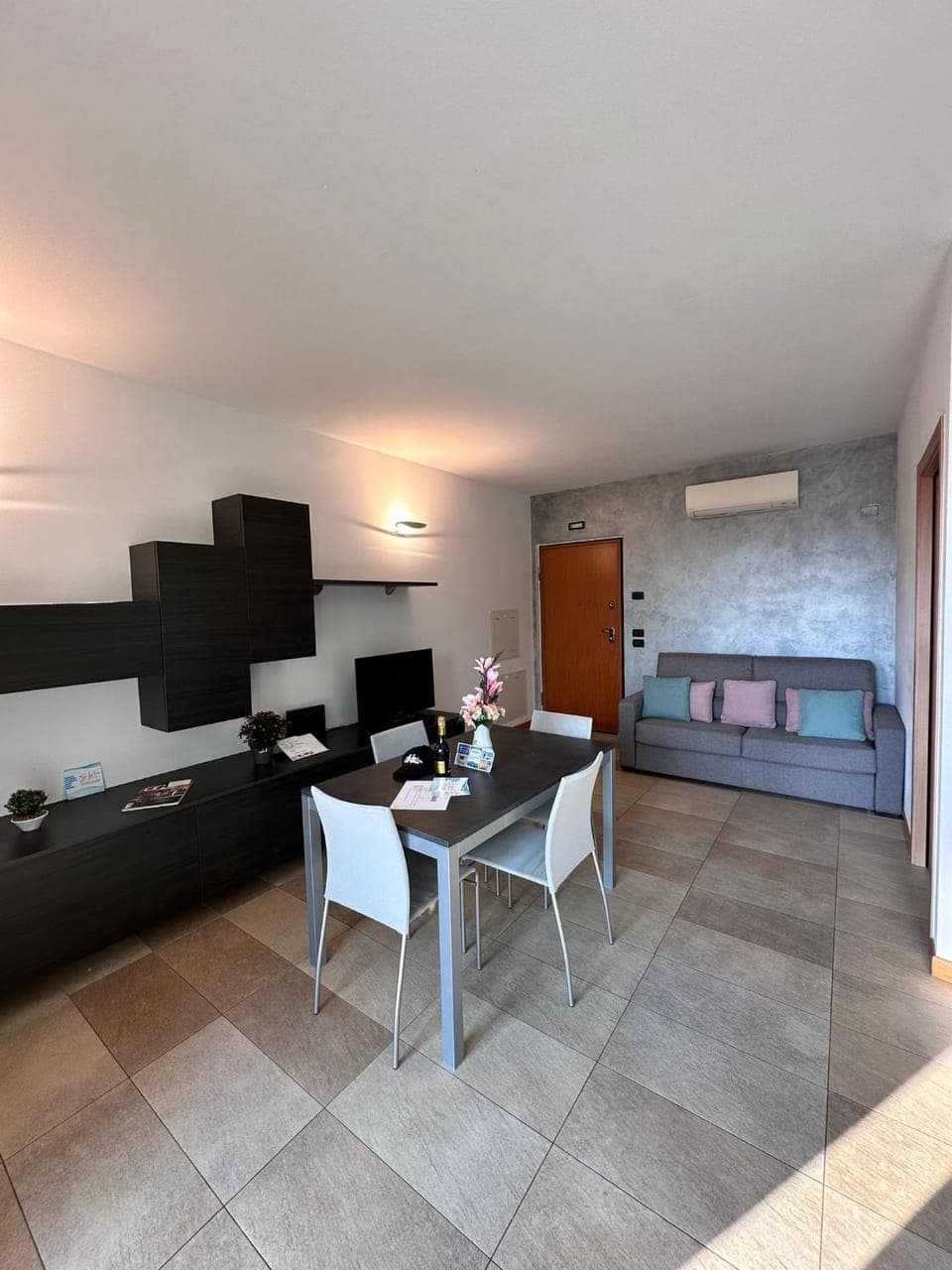 Bed, TV and multimedia, Kitchen or kitchenette, Living room, Photo of the whole room, Seating area, Dining area, Bedroom, minibar, air conditioner