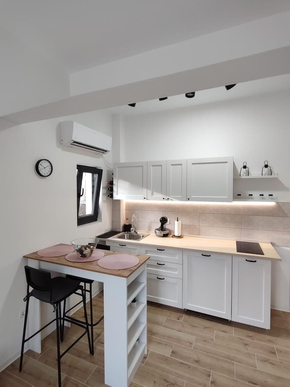 Kitchen or kitchenette, Dining area, stove, toaster