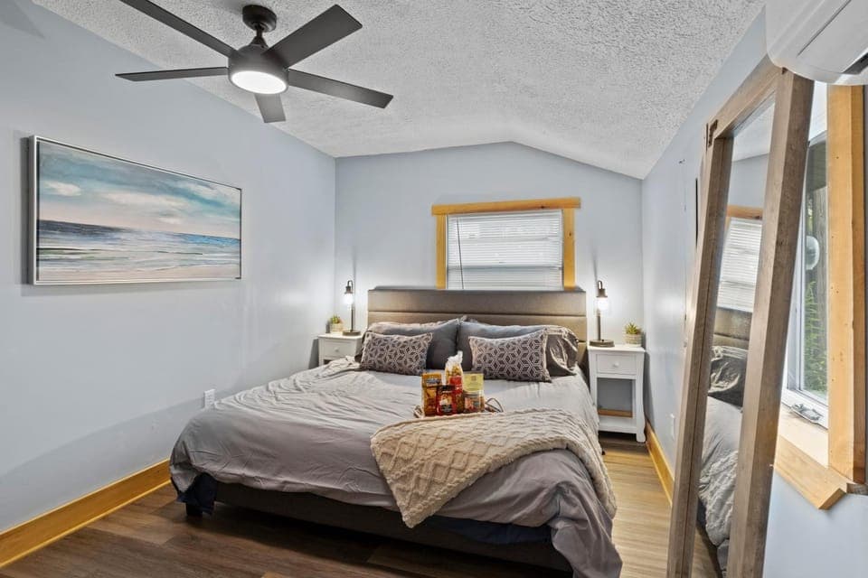 Cozy Home W/ King Bed & Lake access House in Canandaigua Lake