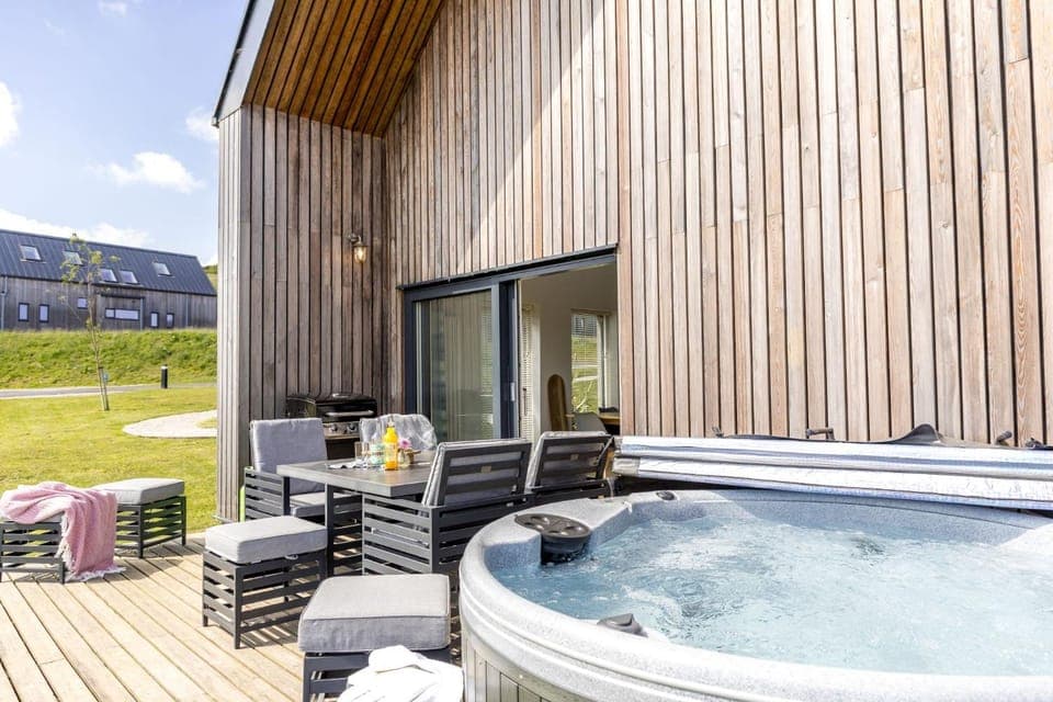 Hot Tub, Seating area