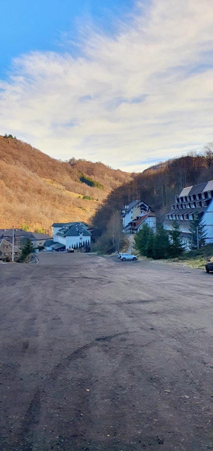 Day, Neighbourhood, Natural landscape, Mountain view, Parking