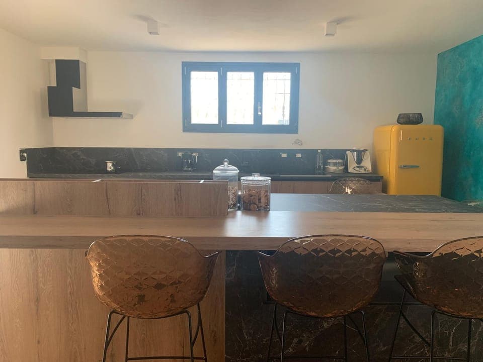 Kitchen or kitchenette, Dining area